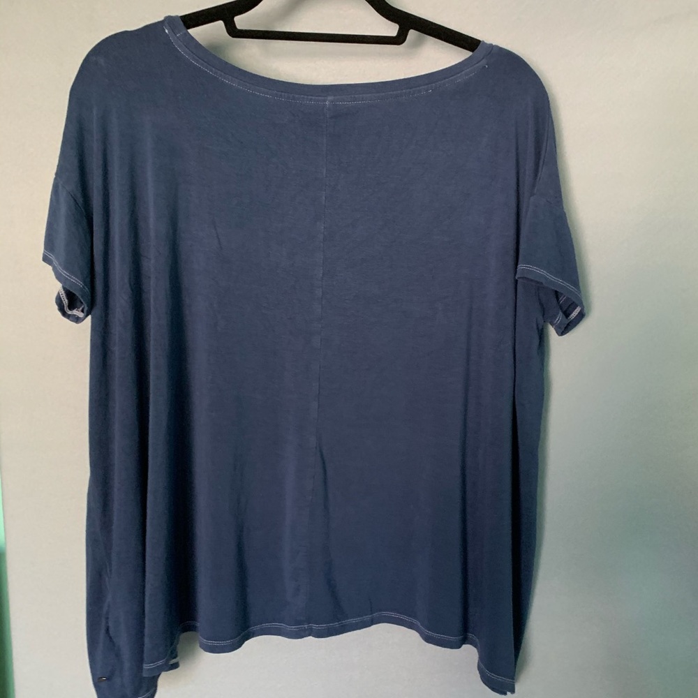 Beautiful blue flowy shirt! - Picture 3 of 4